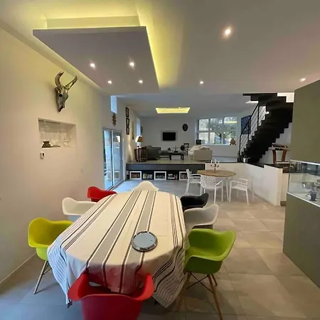 Le Clos De Peyruzel, *